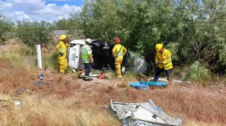 Uno de los autos terminó volcado por fuera de la cinta asfáltica. (Foto: Cortesía)