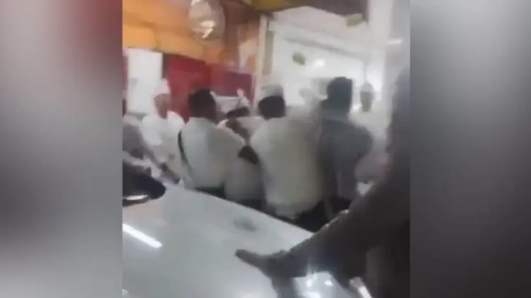 La agresión fue captada en cámara y se ha viralizado en redes sociales. (Foto: Captura de video)