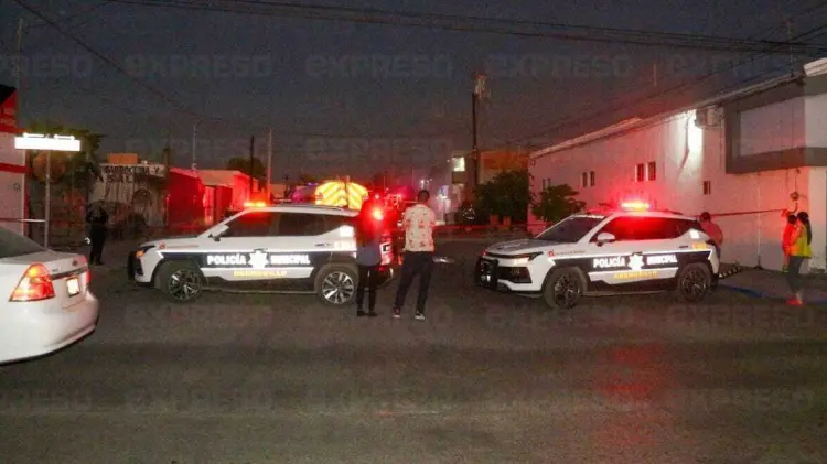 Elementos de Policía Municipal y Bomberos de Hermosillo acudieron al lugar. (Cristian Ruiz/EXPRESO)
