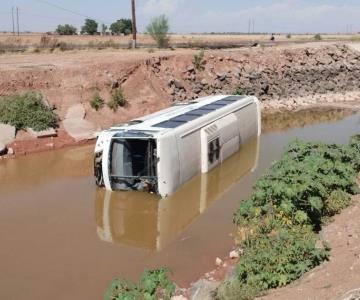 Vuelca camión en carretera a Etchojoa y cae a canal de riego