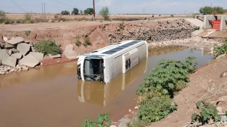El canal no traía agua, facilitando las maniobras de Bomberos. (Foto: John Castellóm/EXPRESO)