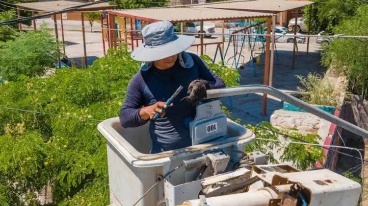Persona del Servicios Públicos realizan reparaciones en sectores afectados (Foto: Especial/EXPRESO)