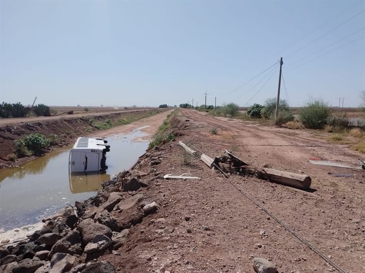 Vuelca camión en carretera a Etchojoa y cae a canal de riego