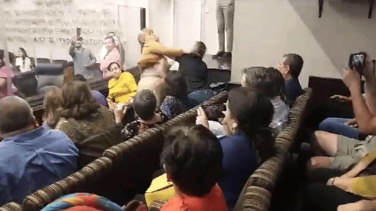 Comunicadoras protagonizan altercado en el Congreso de Sonora