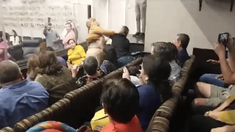 Personas que estaban en la sala de plenos lograron separarlas. (Foto: Especial / EXPRESO)