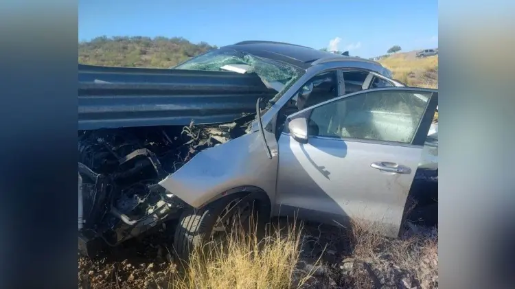 El automóvil terminó incrustado con la valla metálica de contención. (Foto: Tomada de redes)