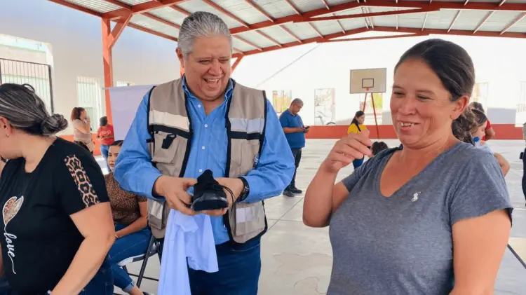 Entrega de uniformes en municipios de la sierra de Sonora. (Foto: Especial / EXPRESO)