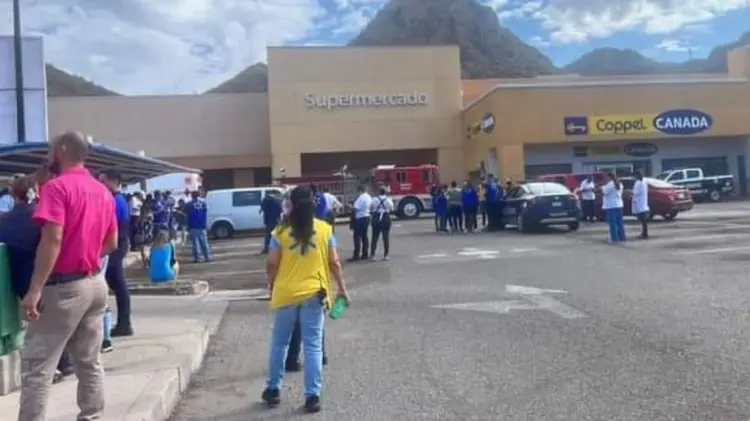 Un total de 108 personas fueran evacuadas de la tienda. (Foto: Tomada de redes)