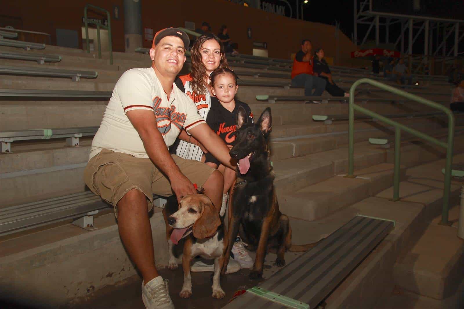 Día del perro en el estadio Fernando Valenzuela