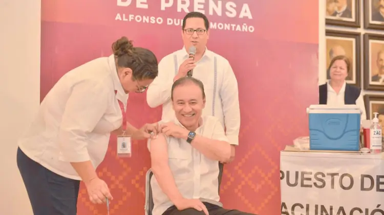 Alfonso Durazo se aplicó la vacuna en esta campaña de vacunación. (Foto: Especial/EXPRESO)