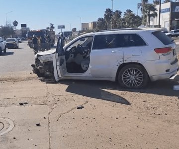 Falla mecánica provoca aparatoso choque en bulevar Colosio