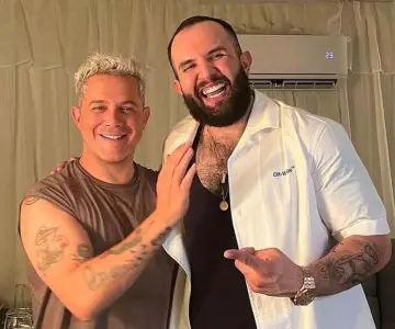 Carin Leon visita a Alejandro Sanz en su concierto en Hermosillo