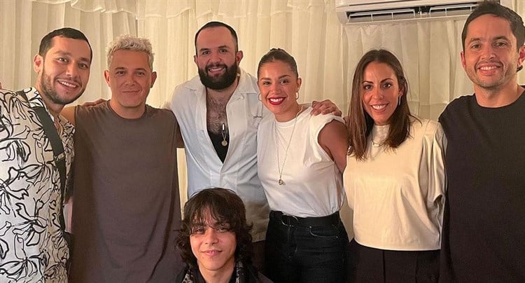 Carin Leon visita a Alejandro Sanz en su concierto en Hermosillo