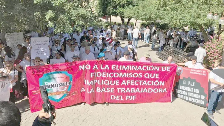 Más de mil trabajadores del PJF se manifestaron en la Plaza Zaragoza. (Foto: Jorge Flores/EXPRESO)