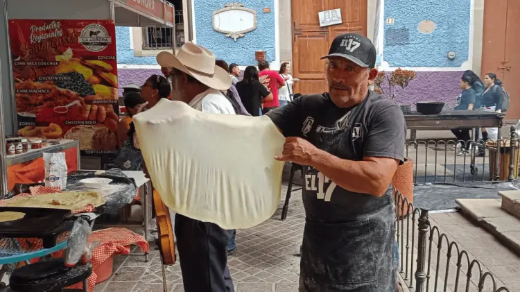 Martín hace tortillas de agua en el Festival Internacional Cervantino. (Foto: María José Noyola)