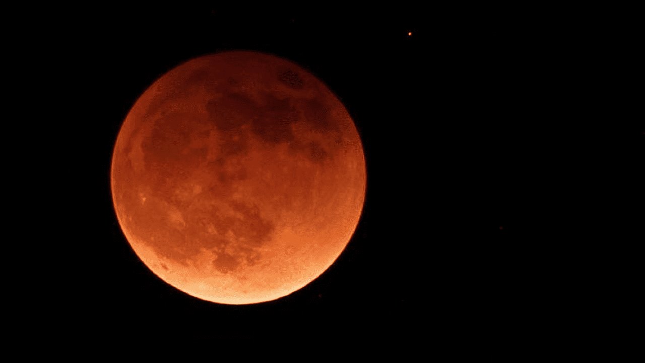 Qué es un eclipse lunar y cómo observarlo de manera segura