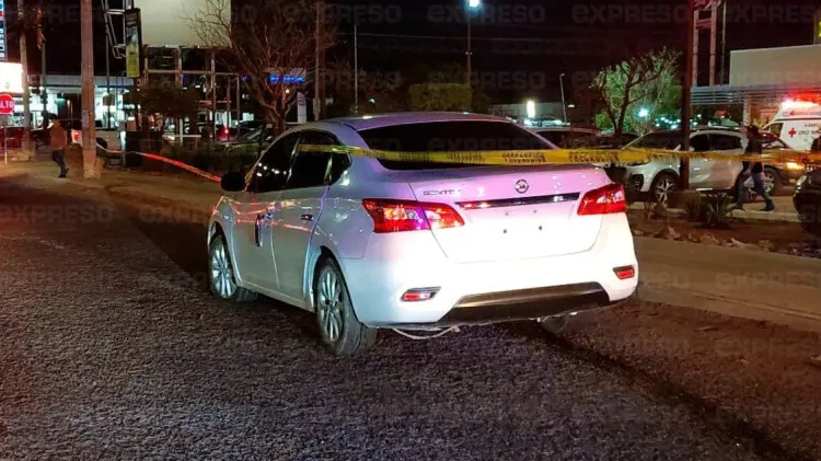 Los detenidos iban a bordo de un sedán de color blanco con reporte de robo. (Cristian Ruiz/EXPRESO)