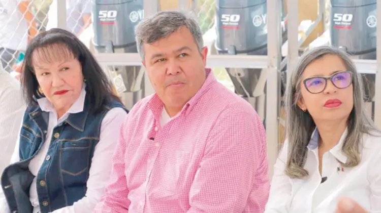 Octavio Almada, Comisionado de Acuacultura y Pesca, encabezó la entrega. (Foto: Especial/EXPRESO)