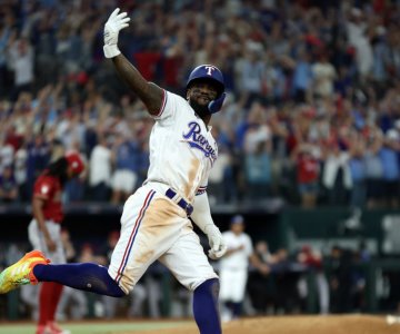 Los Rangers ganan primer juego de la Serie Mundial en extrainnings