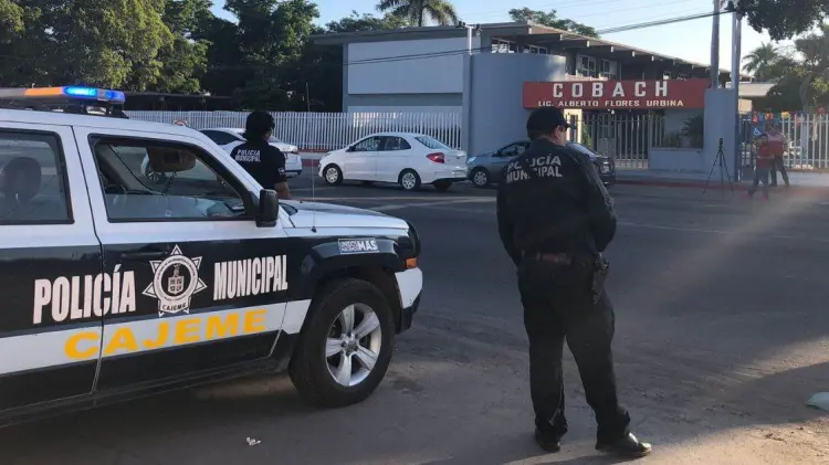Unidades de Policía Municipal arribaron para vigilar el exterior del plantel. (Ana Camargo/EXPRESO)