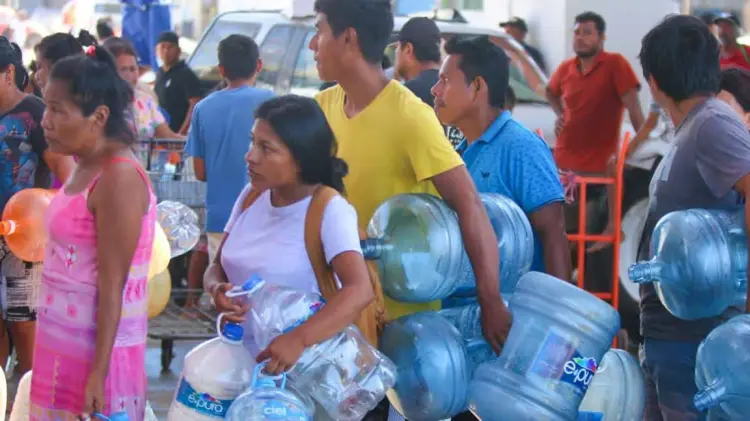 Pobladores arribaban con garrafones para abastecerse de agua. (Foto: Cristian Ruiz/ EXPRESO)
