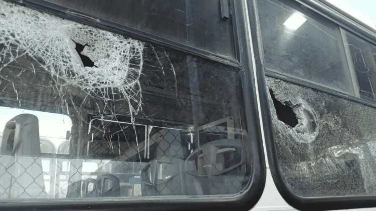 Al menos 50 unidades resultaron con vidrios quebrados. (Foto: Redes sociales/EXPRESO)