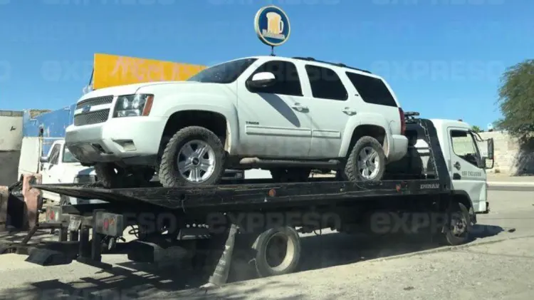 La camioneta Taho color blanco fue retirada por una grúa. (Foto: Jesús Ballesteros/EXPRESO)