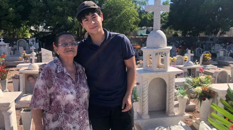 José Tadeo Araujo Olivarría acudió al panteón junto a su abuela. (Foto: Ana Camargo/EXPRESO)