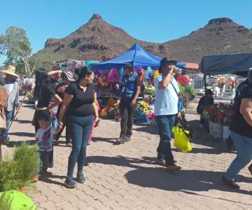 Panteones de Guaymas reciben más de 8 mil visitantes este Día de Muertos
