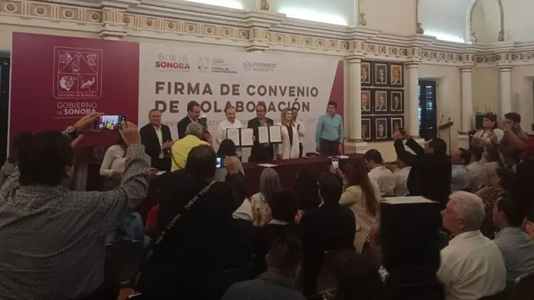 La firma del convenio busca fortalecer la vivienda social en el estado. (Foto: Especial/EXPRESO)