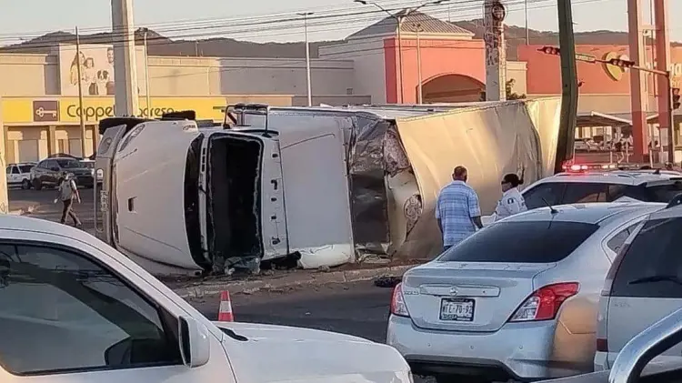 El vehículo de carga quedó volcado sobre el costado izquierdo. (Foto: Cortesía)