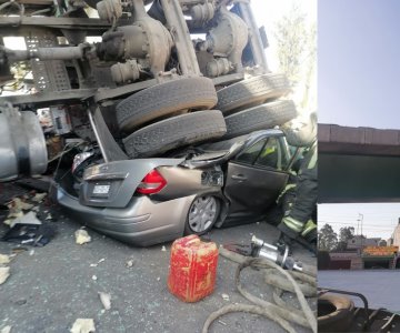 Cae tráiler de un puente y aplasta vehículos; hay heridos de gravedad