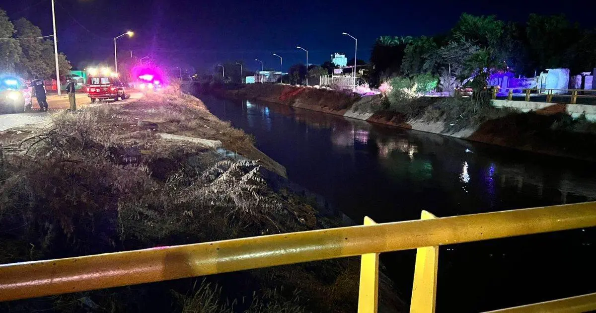 Cae vehículo a Canal de Las Pilas; Bomberos buscan un cuerpo