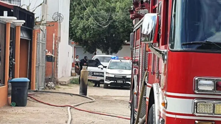 Bomberos de Hermosillo acudieron a sofocar el fuego. (Foto: Cortesía)