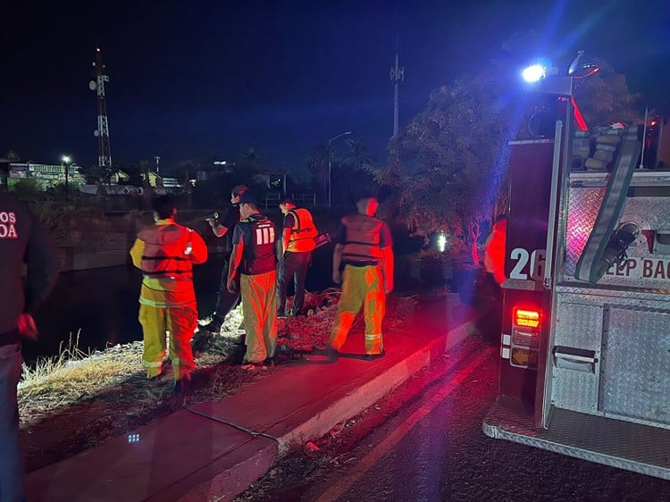 Cae vehículo a Canal de Las Pilas; Bomberos buscan un cuerpo