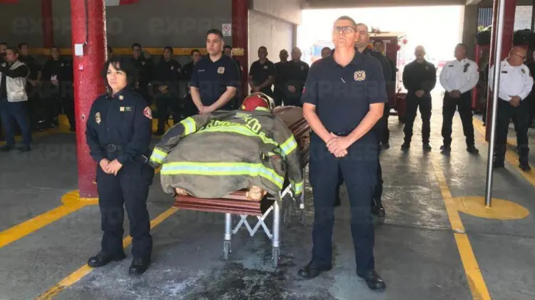 Compañeros y amigos se reunieron para despedir a Alejandro. (Foto: Jesús Ballesteros/EXPRESO)