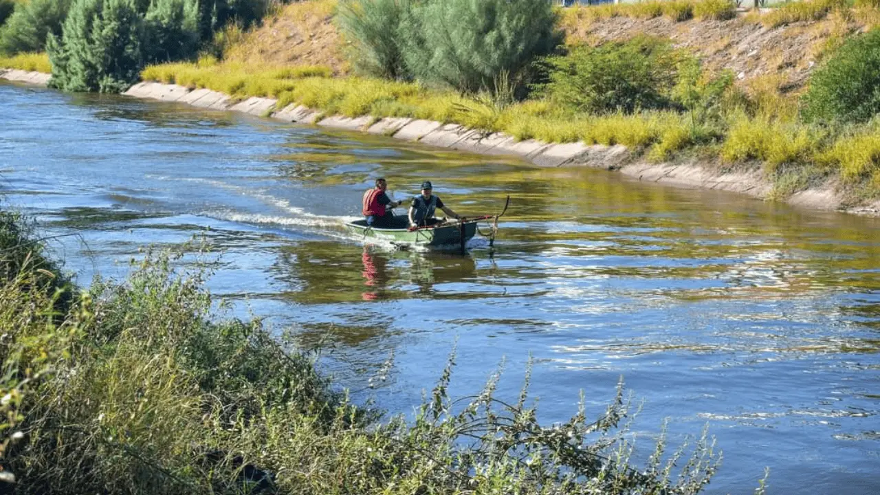 Continúa búsqueda de joven conductor que cayó al canal Las Pilas