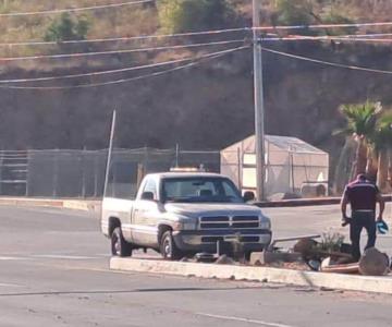 Automovilista intenta huir de operativo policial y se estrella en semáforo