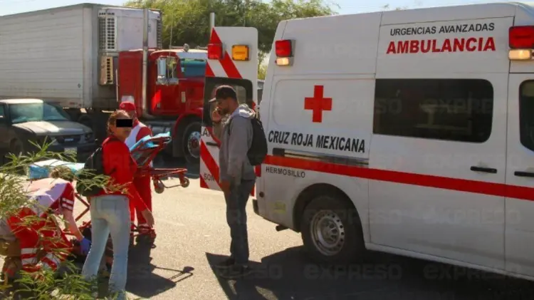 Elementos de Cruz Roja arribaron para trasladar al menor afectado. (Foto: Cristian Ruiz/EXPRESO)