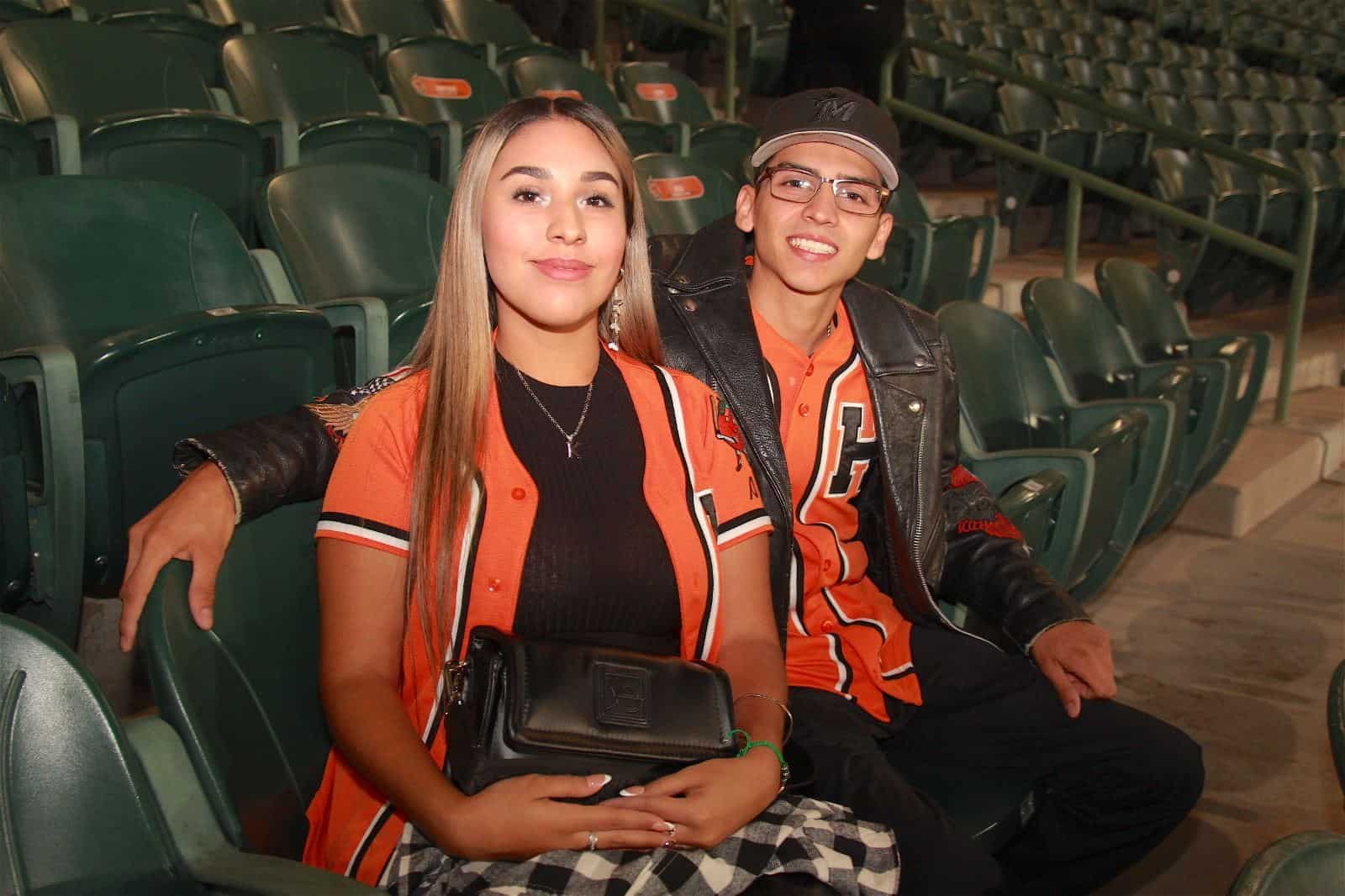 Disfrutan noche de béisbol en el estadio Fernando Valenzuela