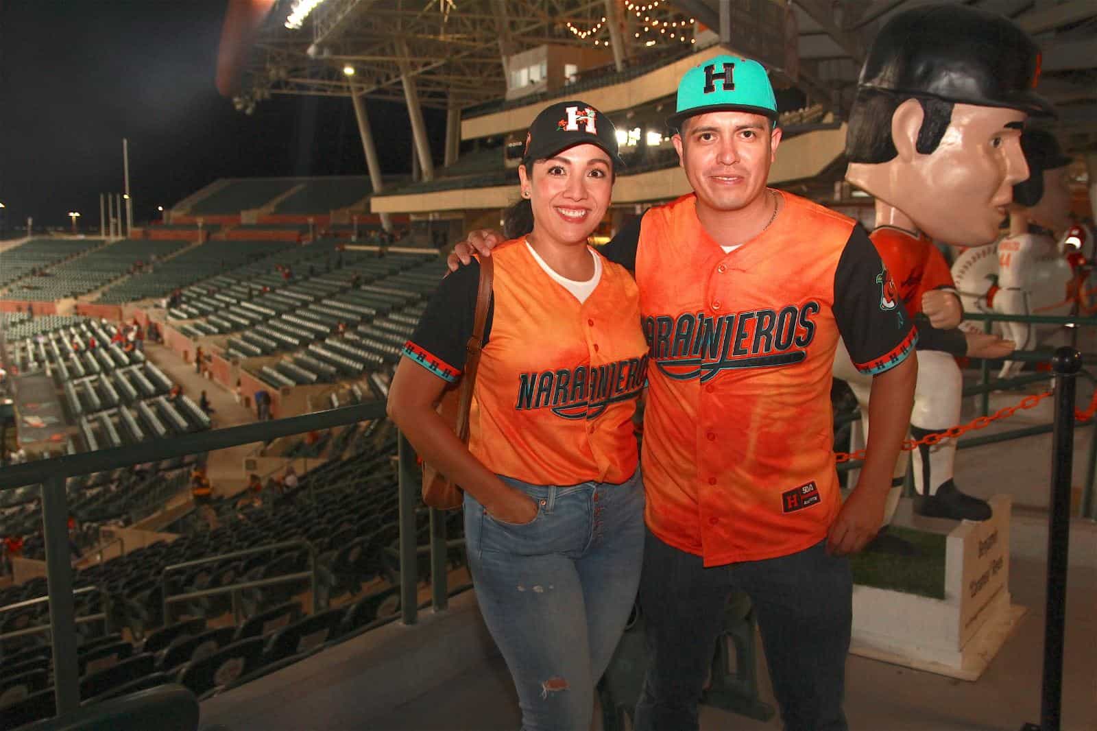Disfrutan noche de béisbol en el estadio Fernando Valenzuela
