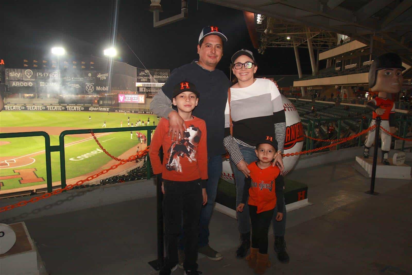 Disfrutan noche de béisbol en el estadio Fernando Valenzuela