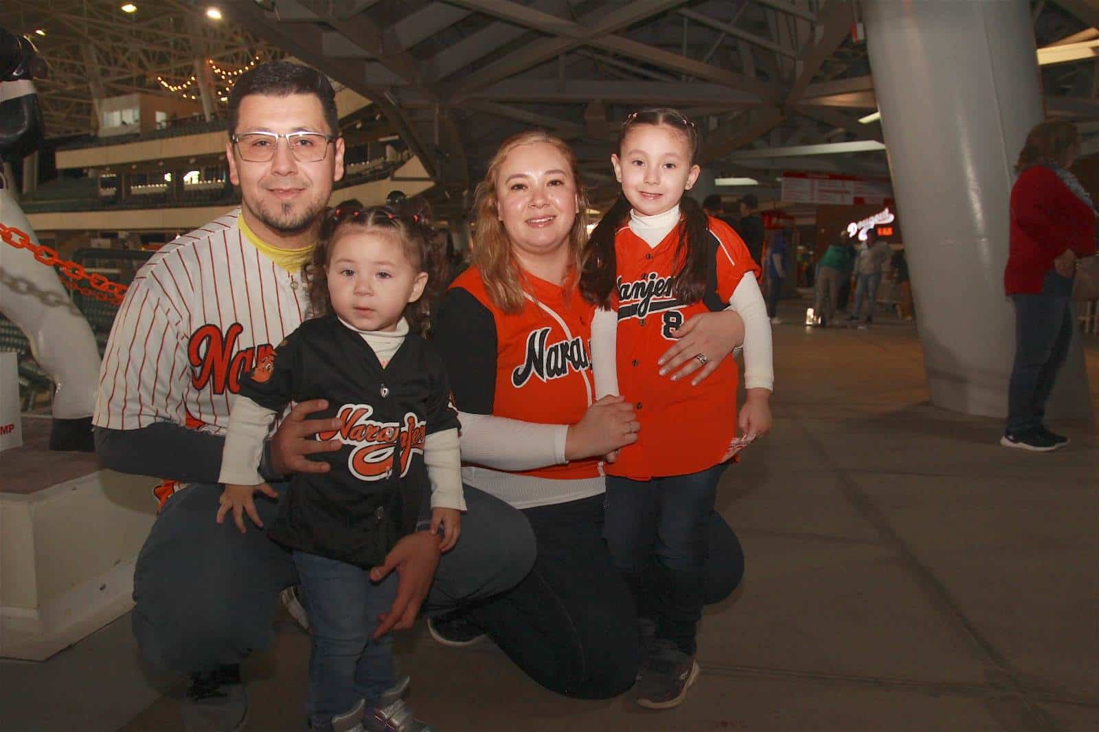 Disfrutan noche de béisbol en el estadio Fernando Valenzuela