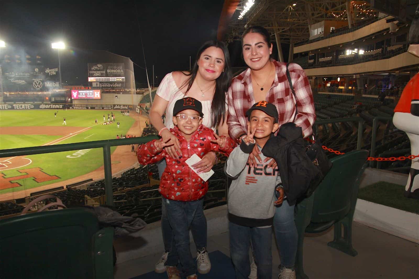 Disfrutan noche de béisbol en el estadio Fernando Valenzuela