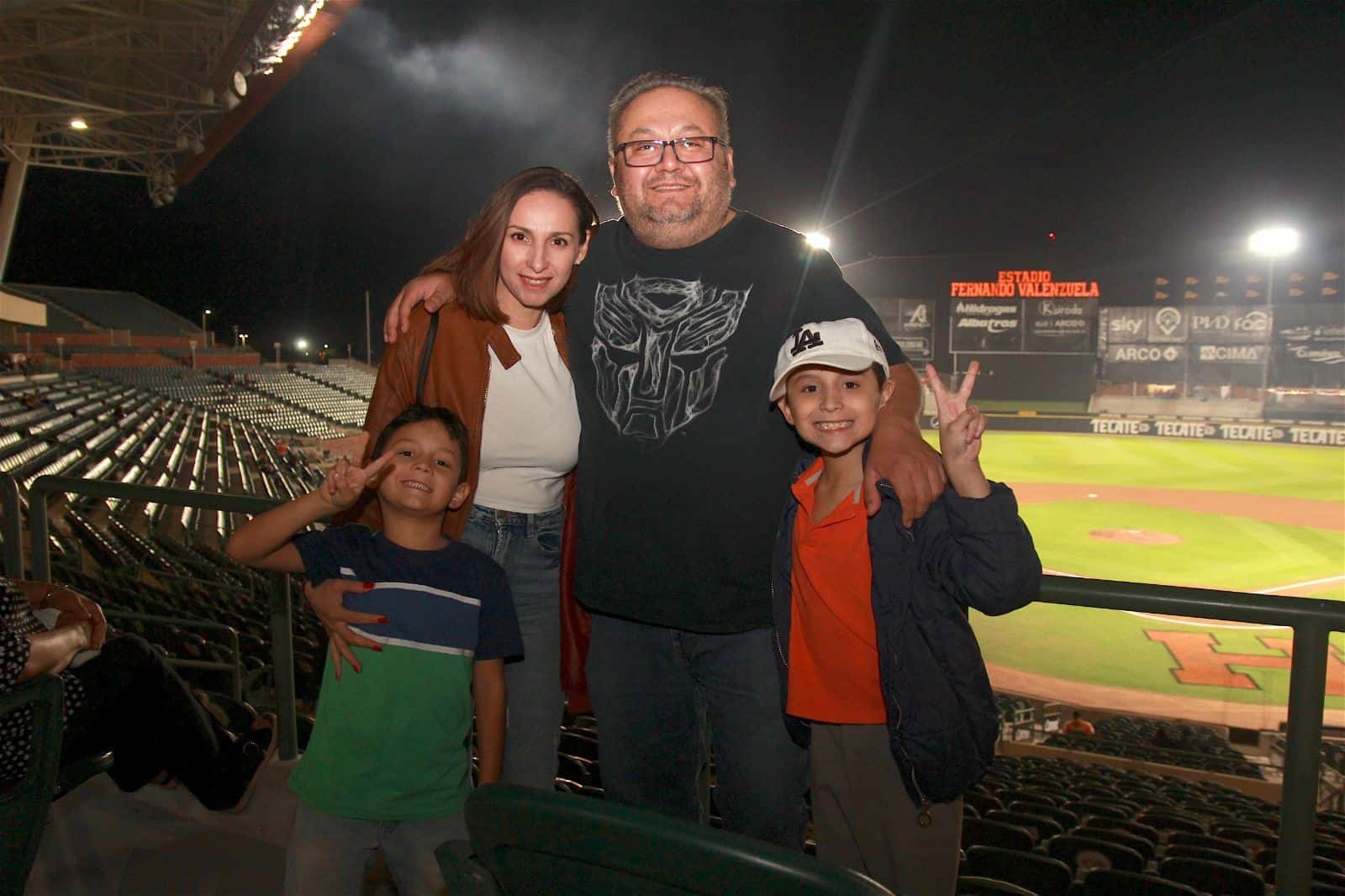 Disfrutan noche de béisbol en el estadio Fernando Valenzuela