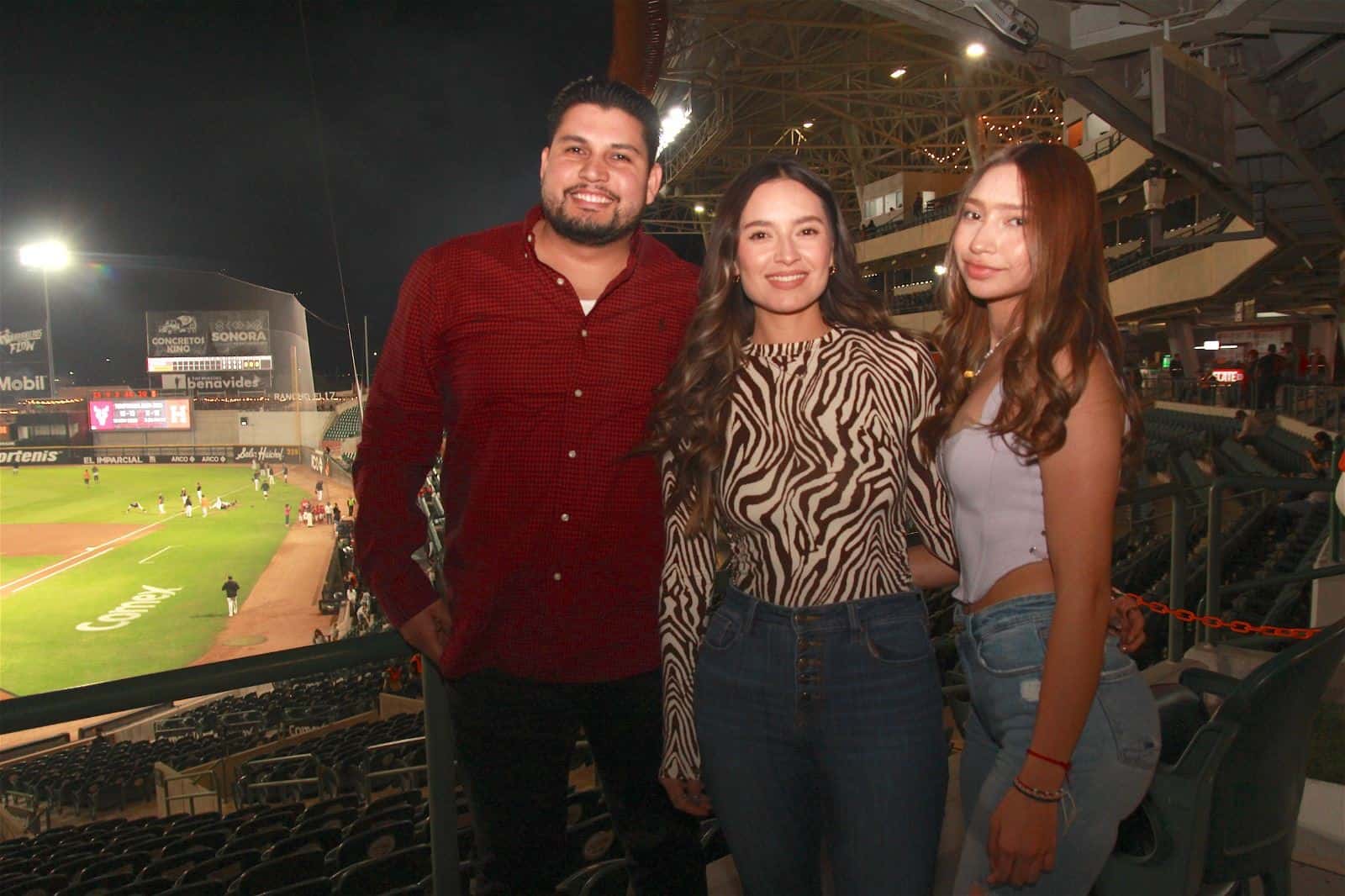 Disfrutan noche de béisbol en el estadio Fernando Valenzuela