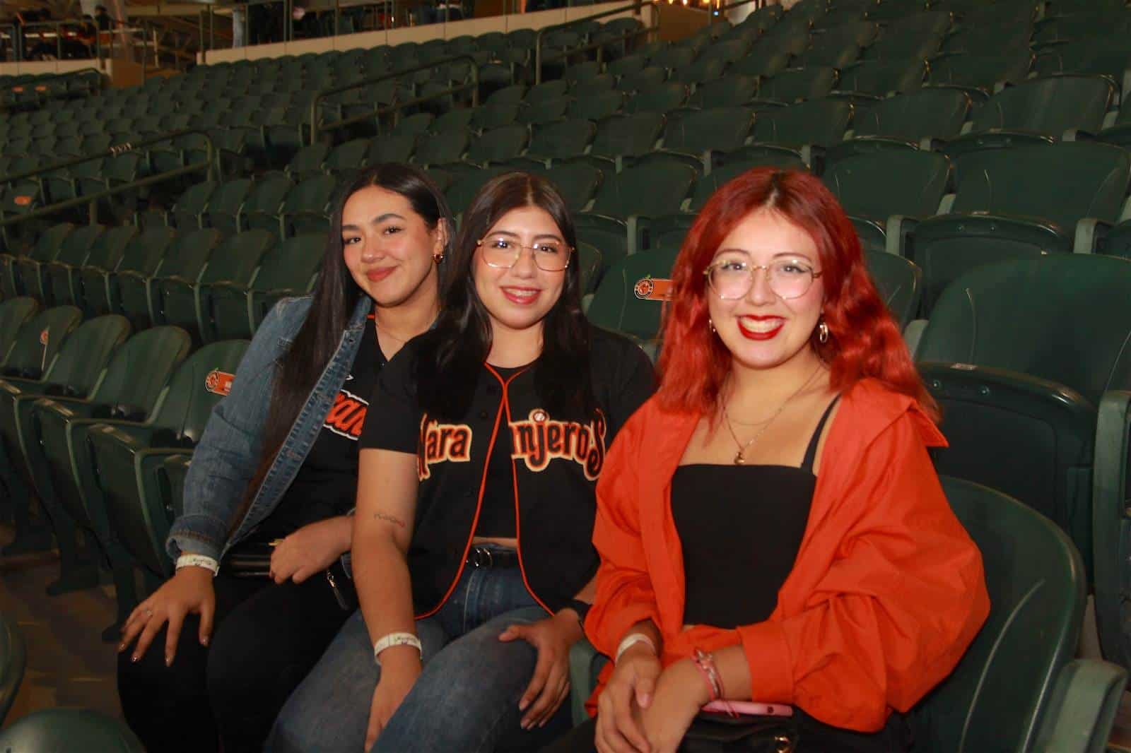 Disfrutan noche de béisbol en el estadio Fernando Valenzuela