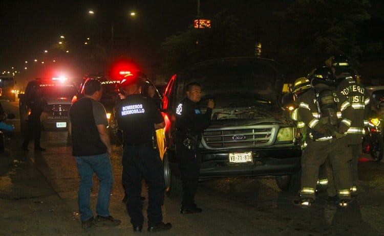 Esperaba el semáforo cuando su auto comenzó a incendiarse
