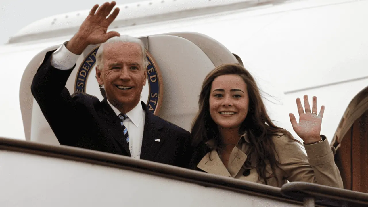Atacan vehículo donde presuntamente viajaba nieta de Biden