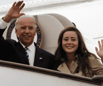 Atacan vehículo donde presuntamente viajaba nieta de Biden